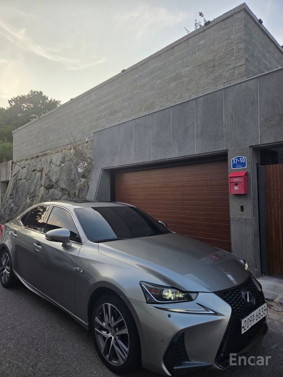 Lexus New IS200t Supreme 2017