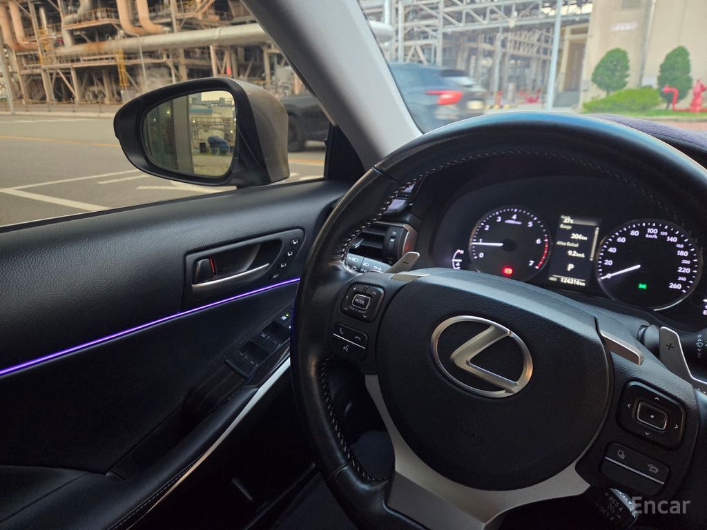 Lexus New IS200t Supreme 2017