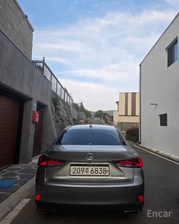 Lexus New IS200t Supreme 2017