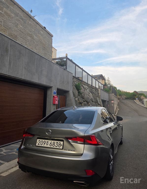 Lexus New IS200t Supreme 2017