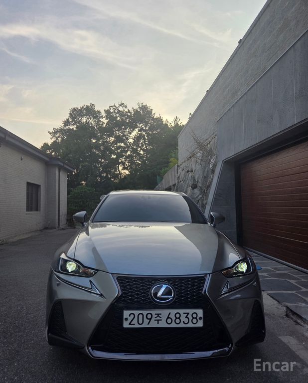 Lexus New IS200t Supreme 2017