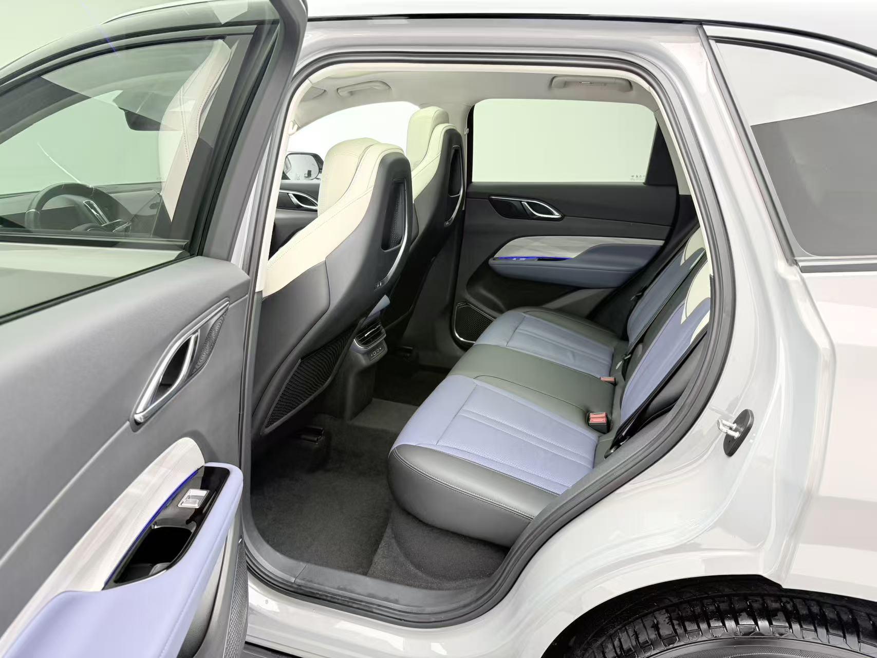 Hongqi HS3 2023 2.0T 4WD