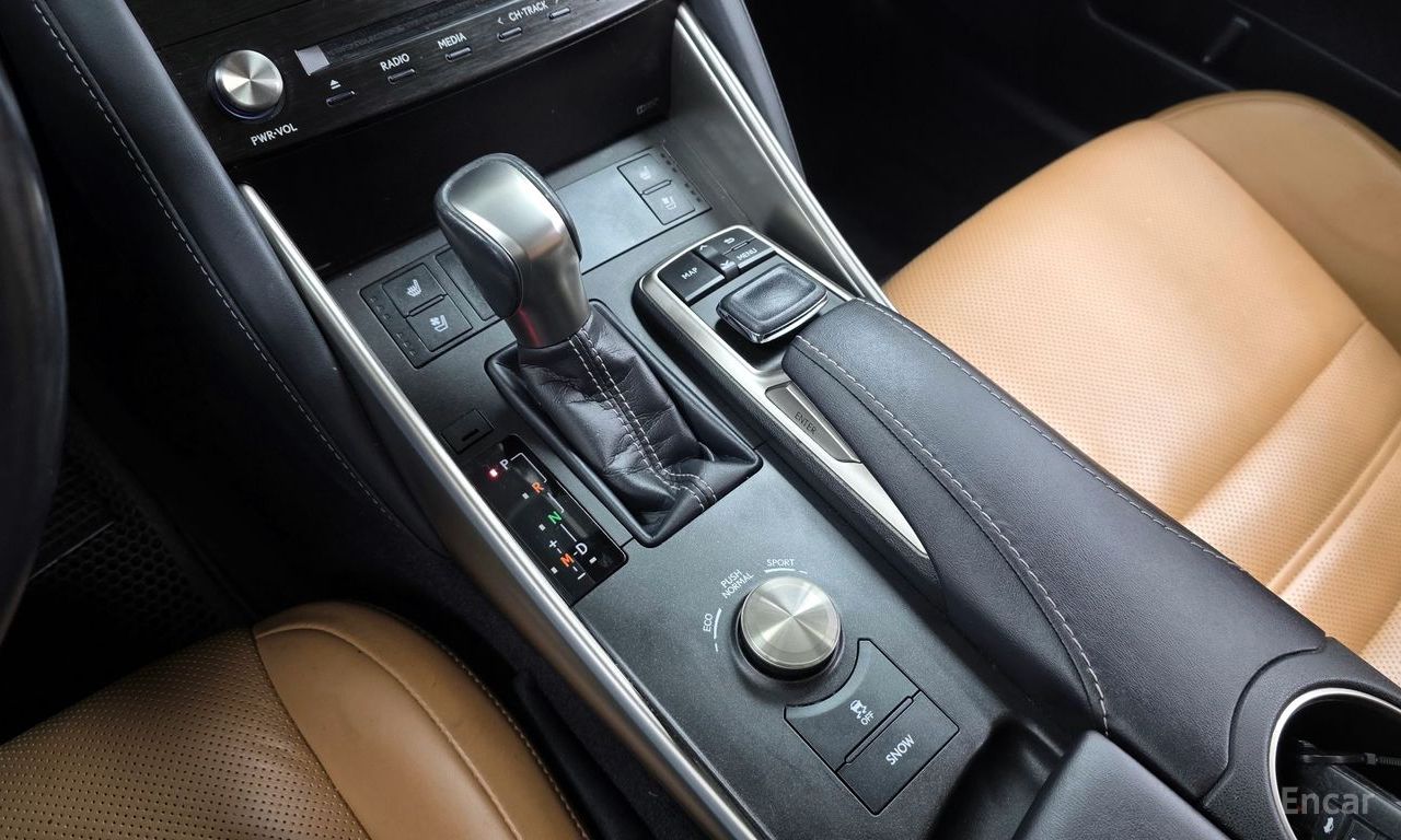 Lexus New IS200t Supreme 2017