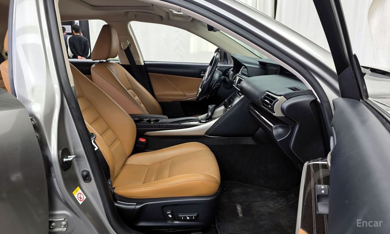 Lexus New IS200t Supreme 2017