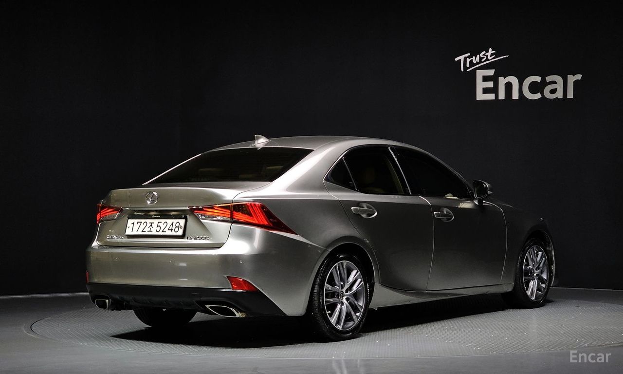 Lexus New IS200t Supreme 2017