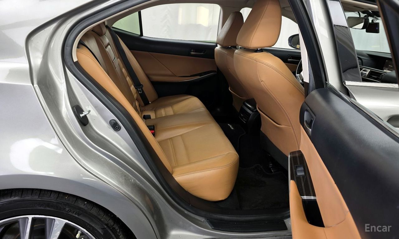 Lexus New IS200t Supreme 2017