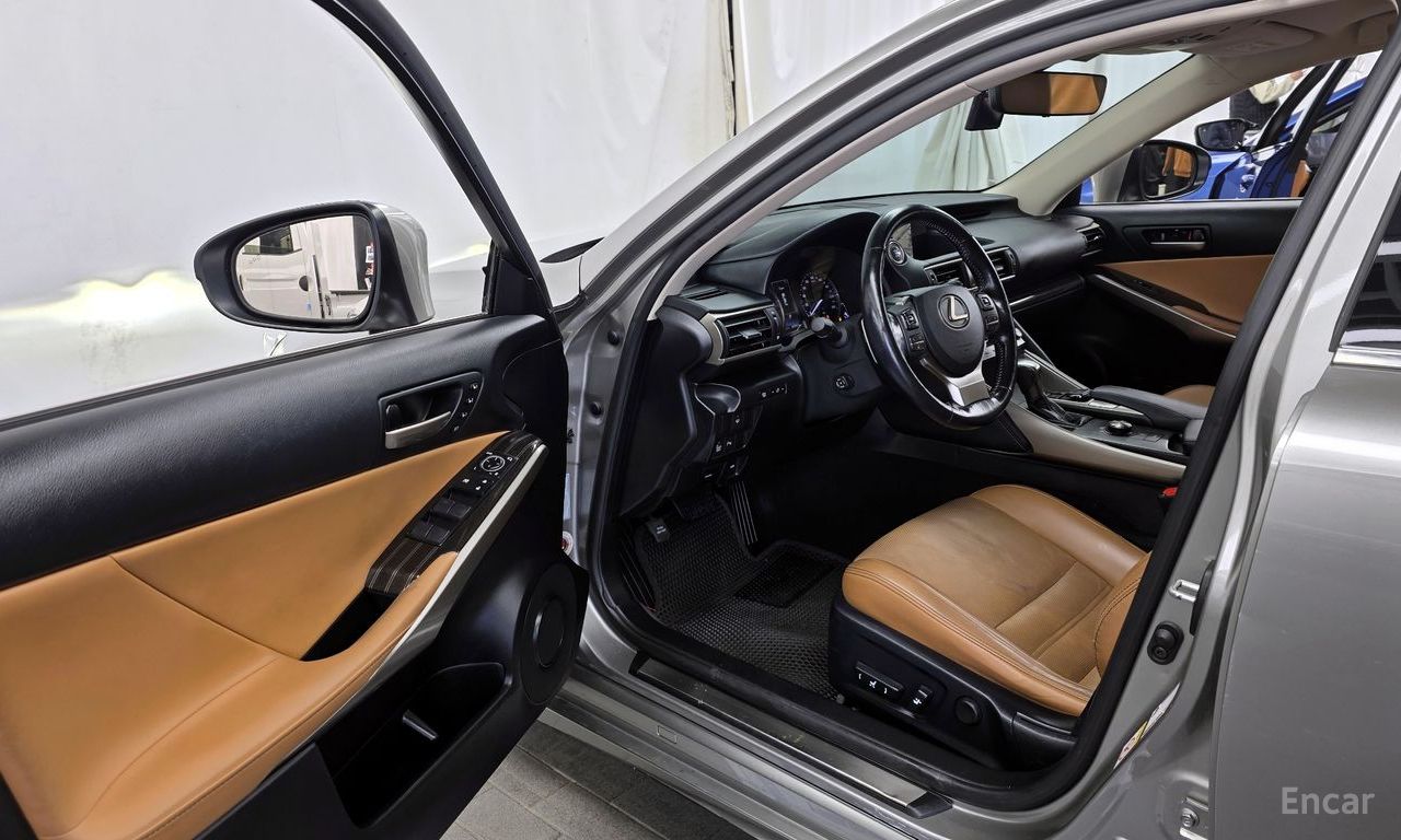 Lexus New IS200t Supreme 2017