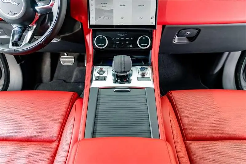 Jaguar F-PACE 2024 P250 R-Dynamic SE