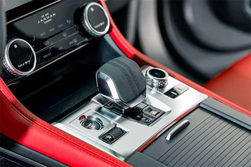 Jaguar F-PACE 2024 P250 R-Dynamic SE
