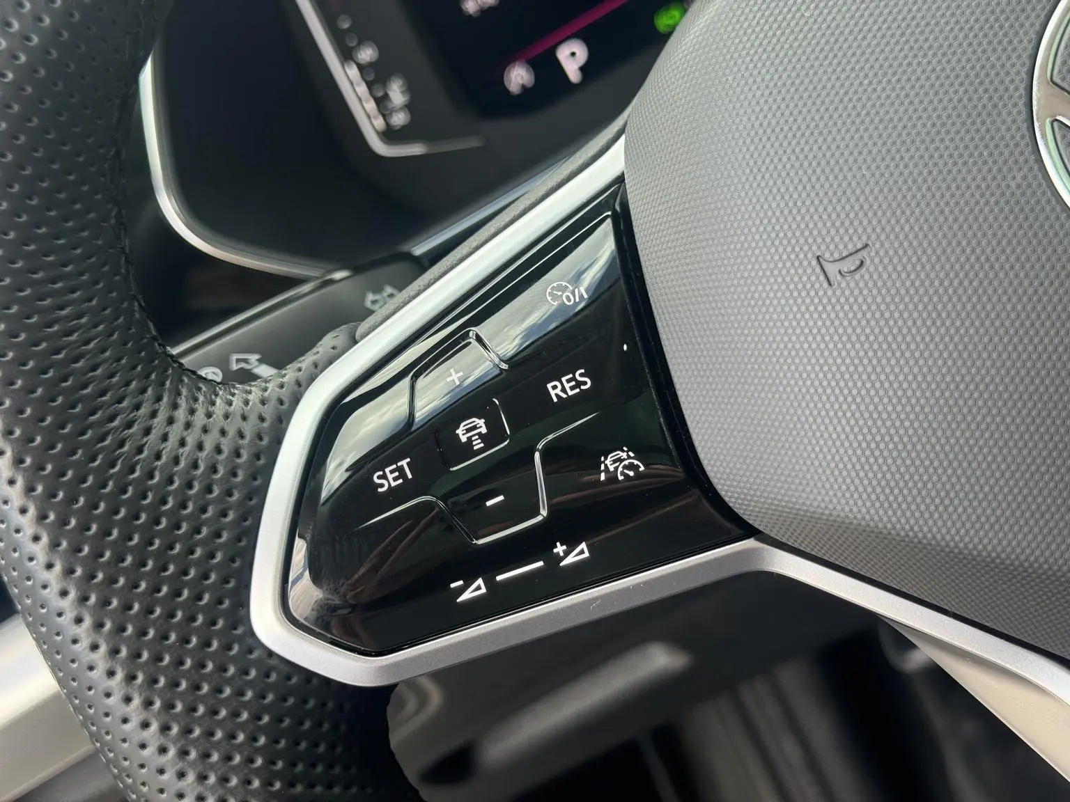 Volkswagen Passat 2023 330TSI Luxury
