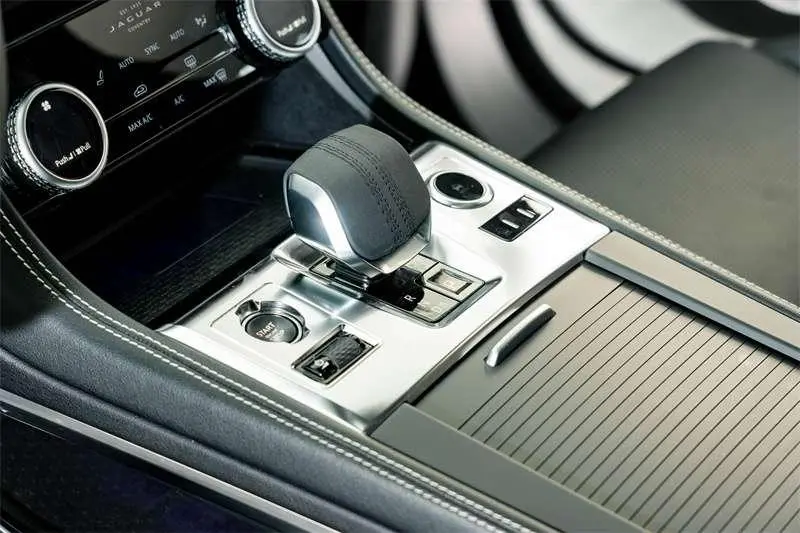 Jaguar F-PACE 2024 P250 R-Dynamic SE