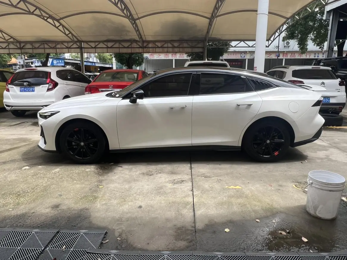 Changan UNI-V 2023 1.5T Premium Plus