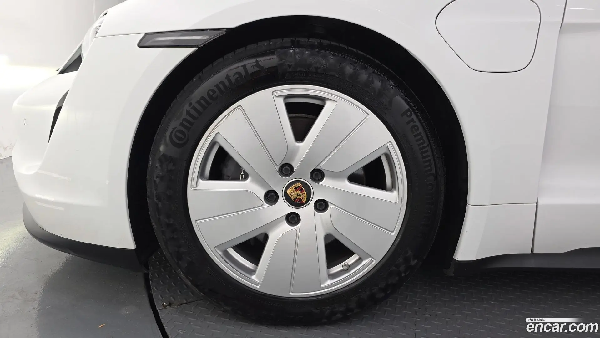Porsche Taycan Base