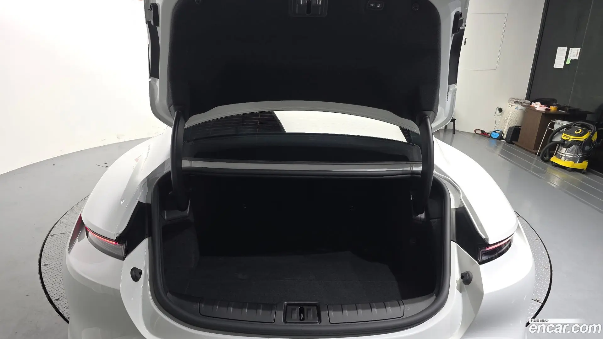 Porsche Taycan Base