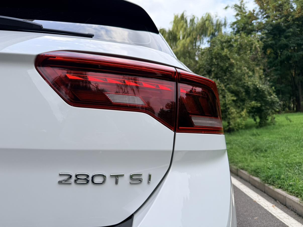 Volkswagen T-Roc 2021 280TSI DSG 2WD Comfort Smart Connected 30 Anniversary Commemorative