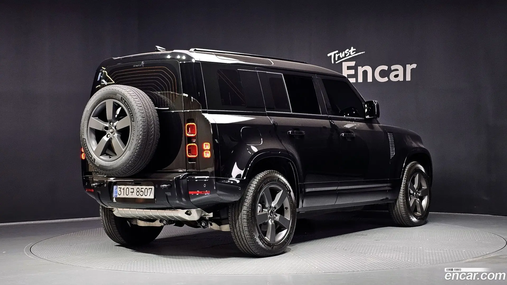 Land Rover Defender 110 P300 X-Dynamic SE