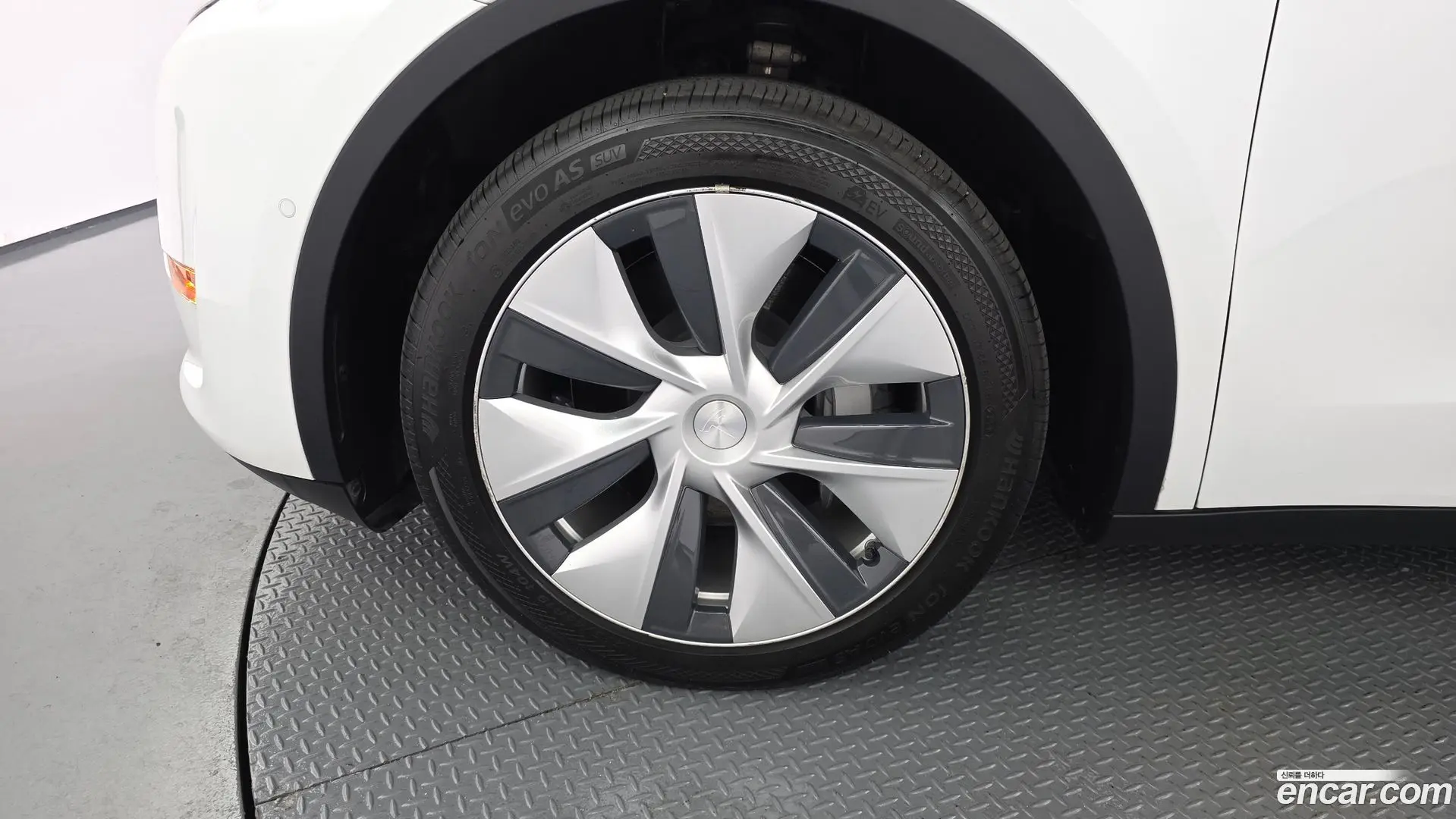 Tesla Model Y Standard Range RWD