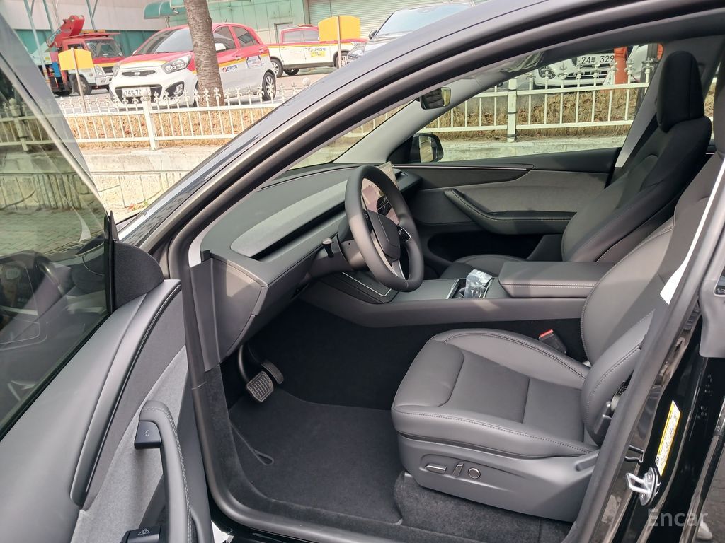 Tesla Model Y RWD 2025