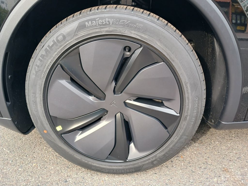 Tesla Model Y RWD 2025