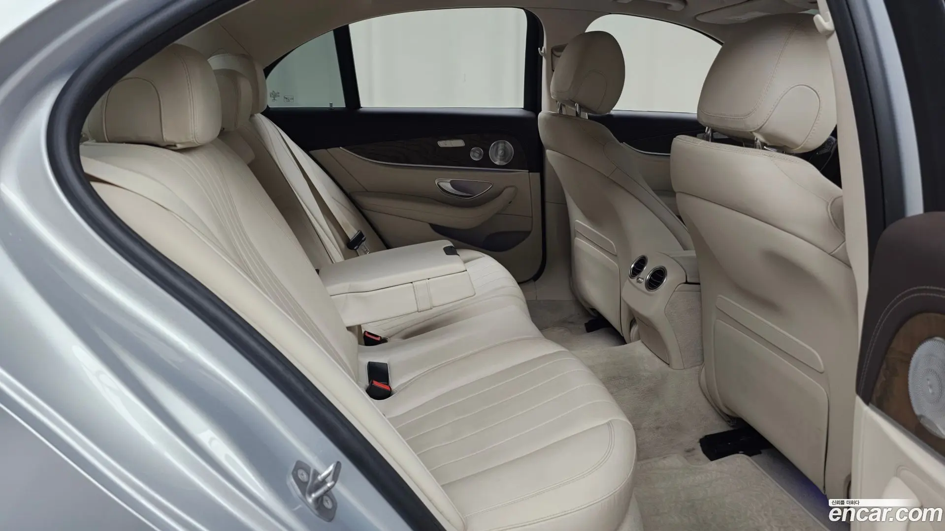 Mercedes-Benz E-Class E300 4MATIC Exclusive 2016