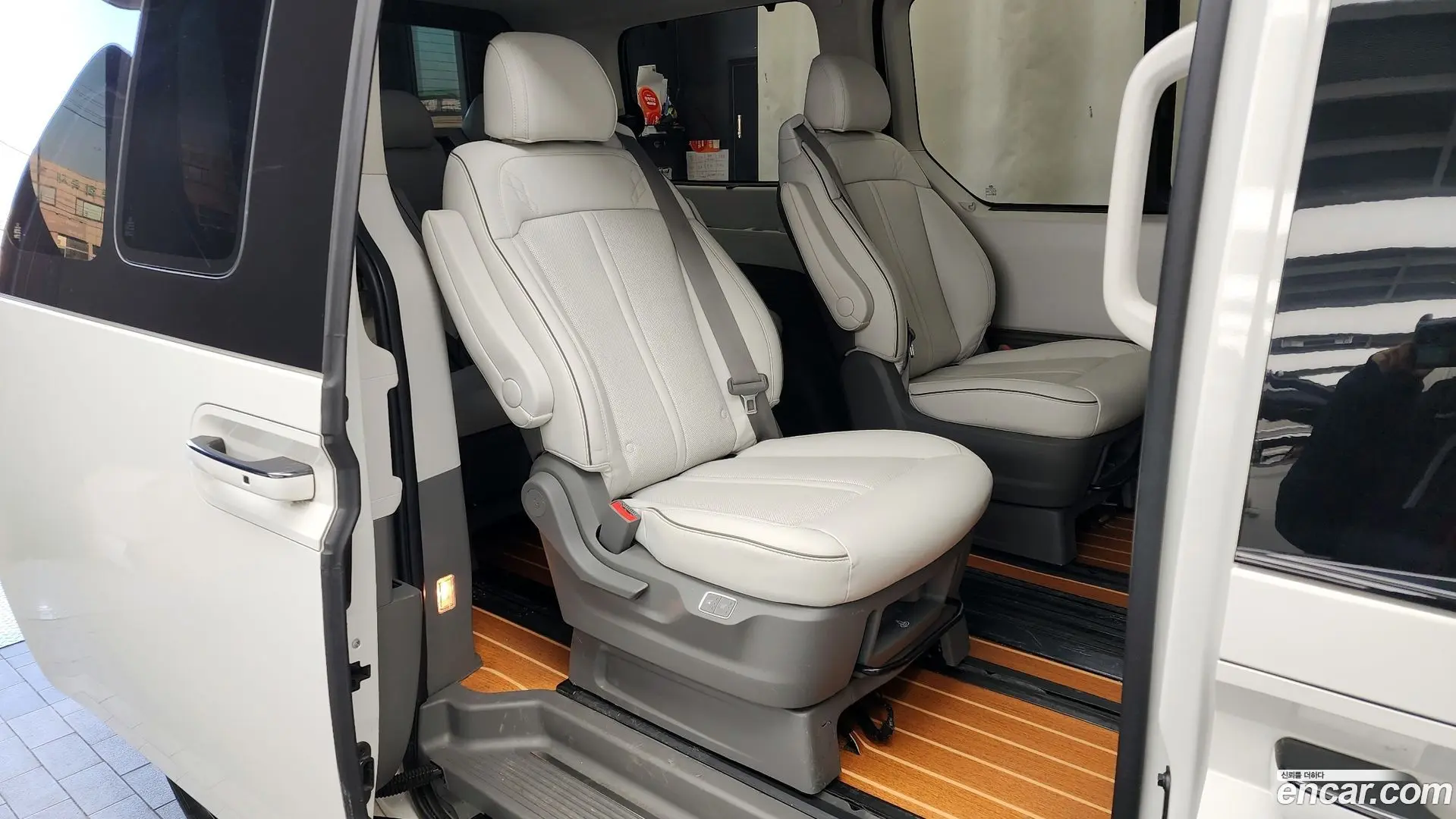 Hyundai Staria 4WD Lounge 9-Seater 2021