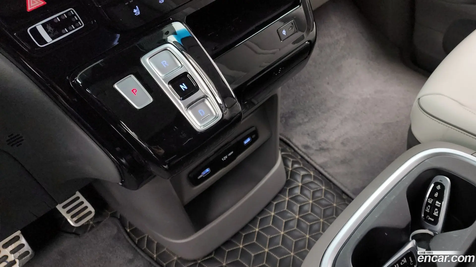 Hyundai Staria 4WD Lounge 9-Seater 2021