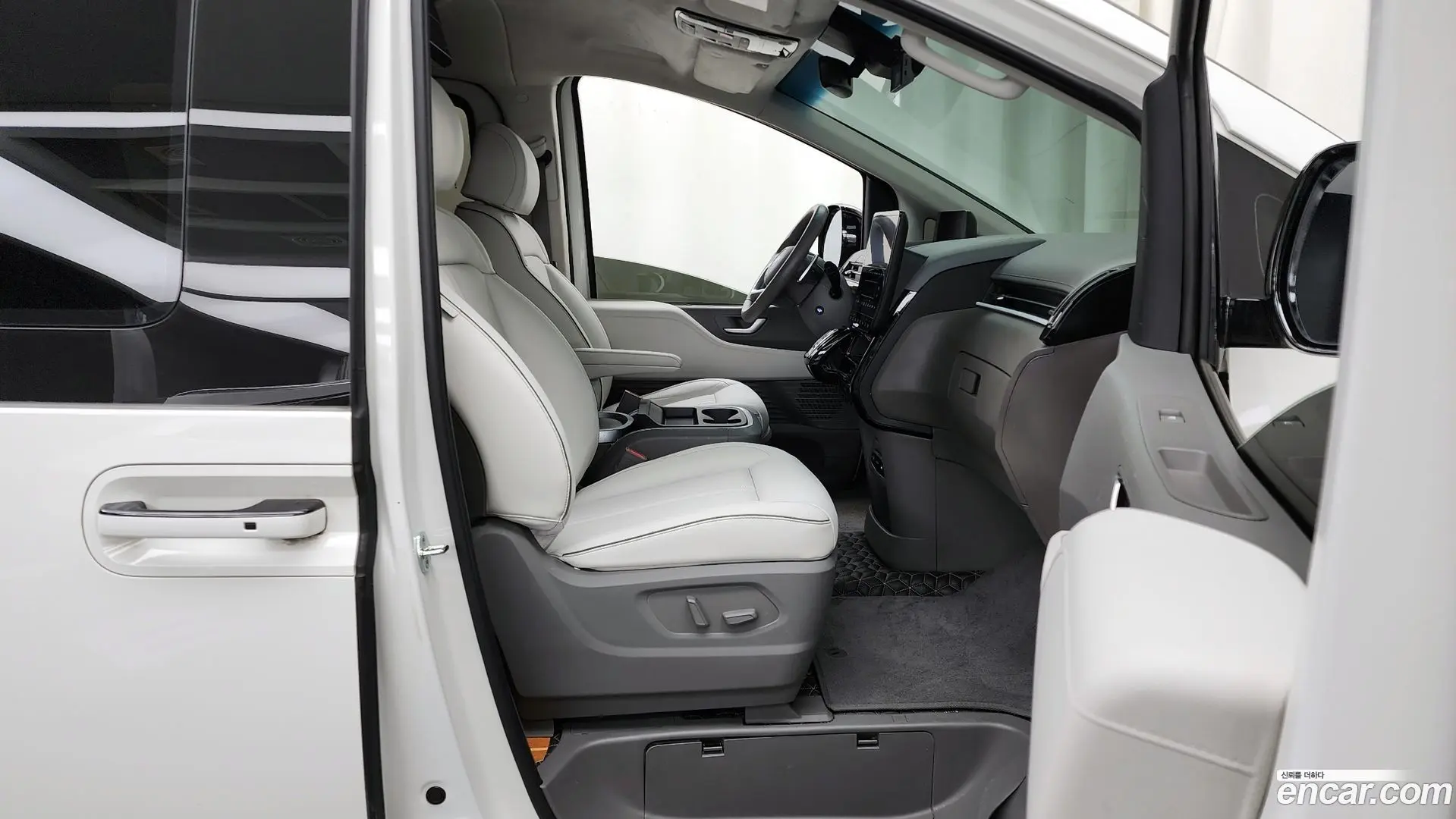 Hyundai Staria 4WD Lounge 9-Seater 2021