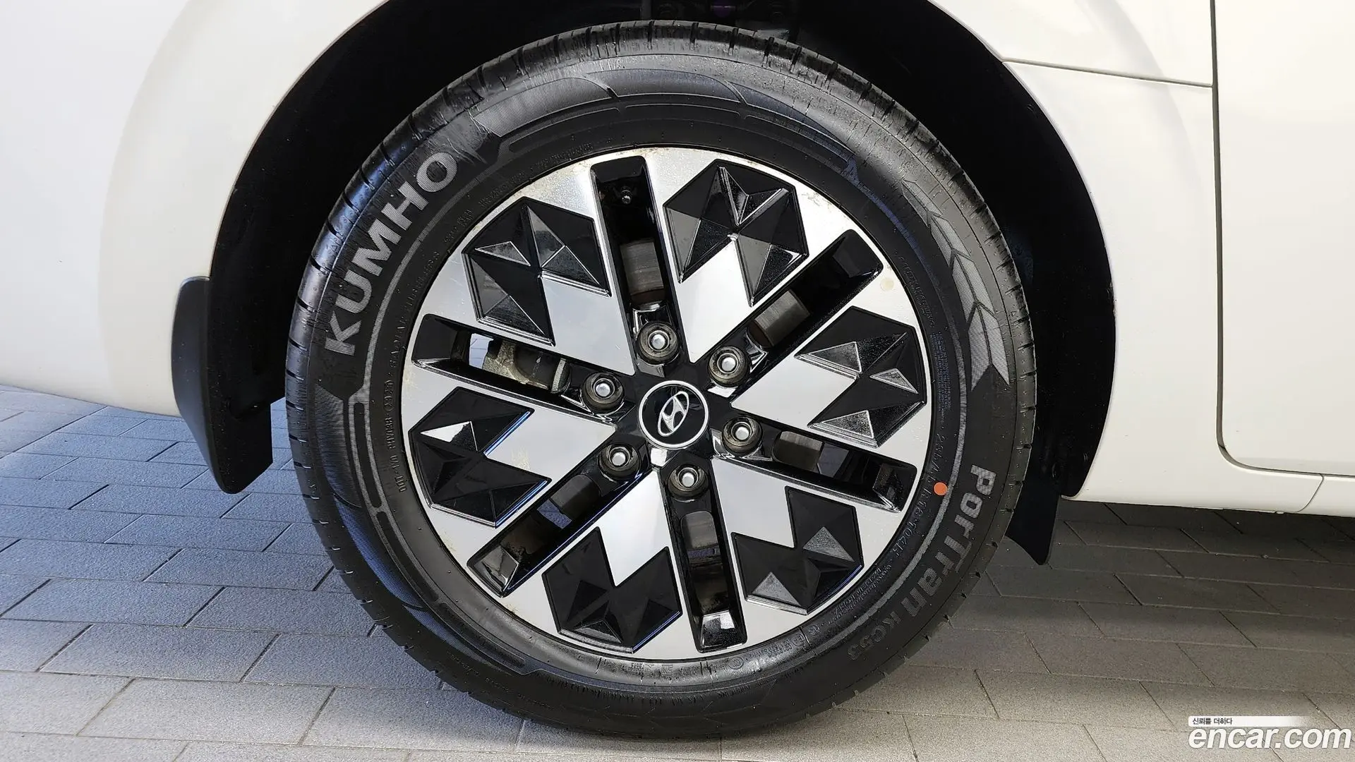 Hyundai Staria 4WD Lounge 9-Seater 2021