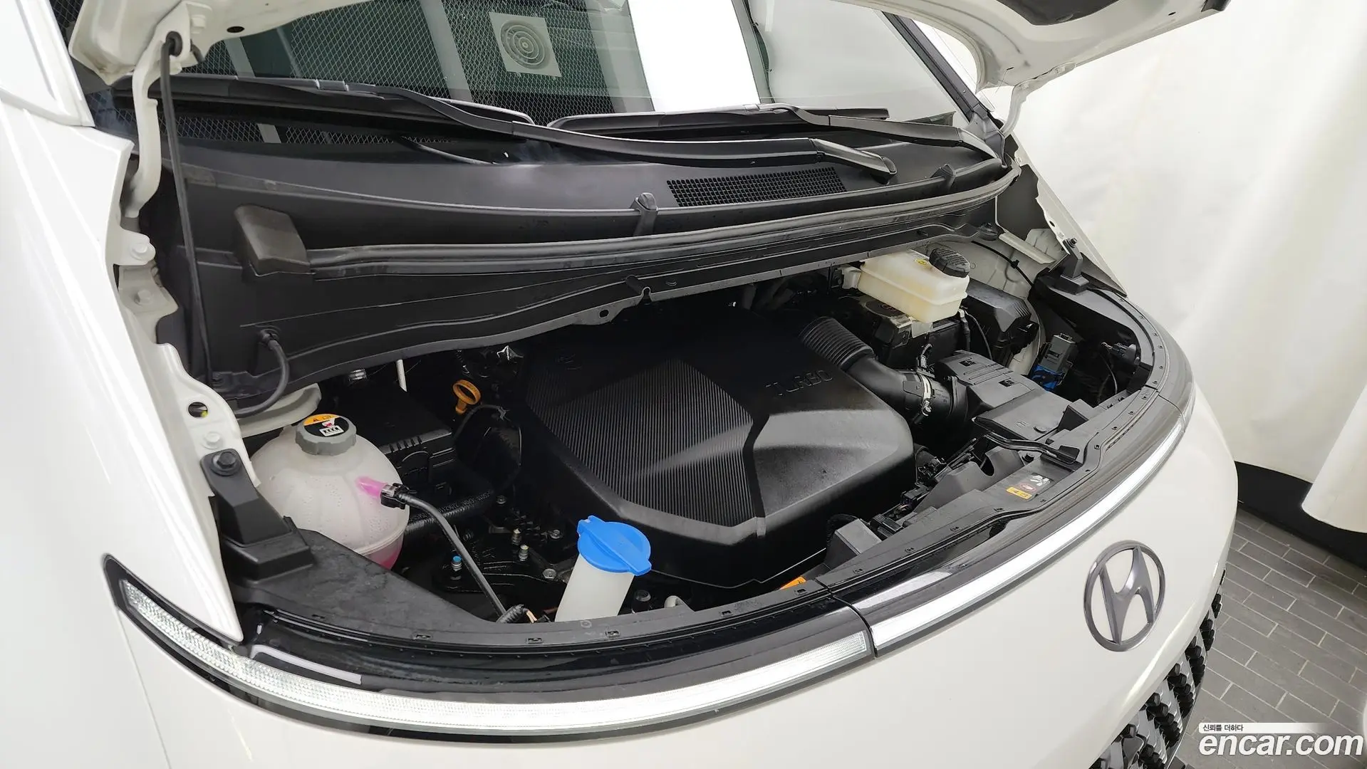 Hyundai Staria 4WD Lounge 9-Seater 2021
