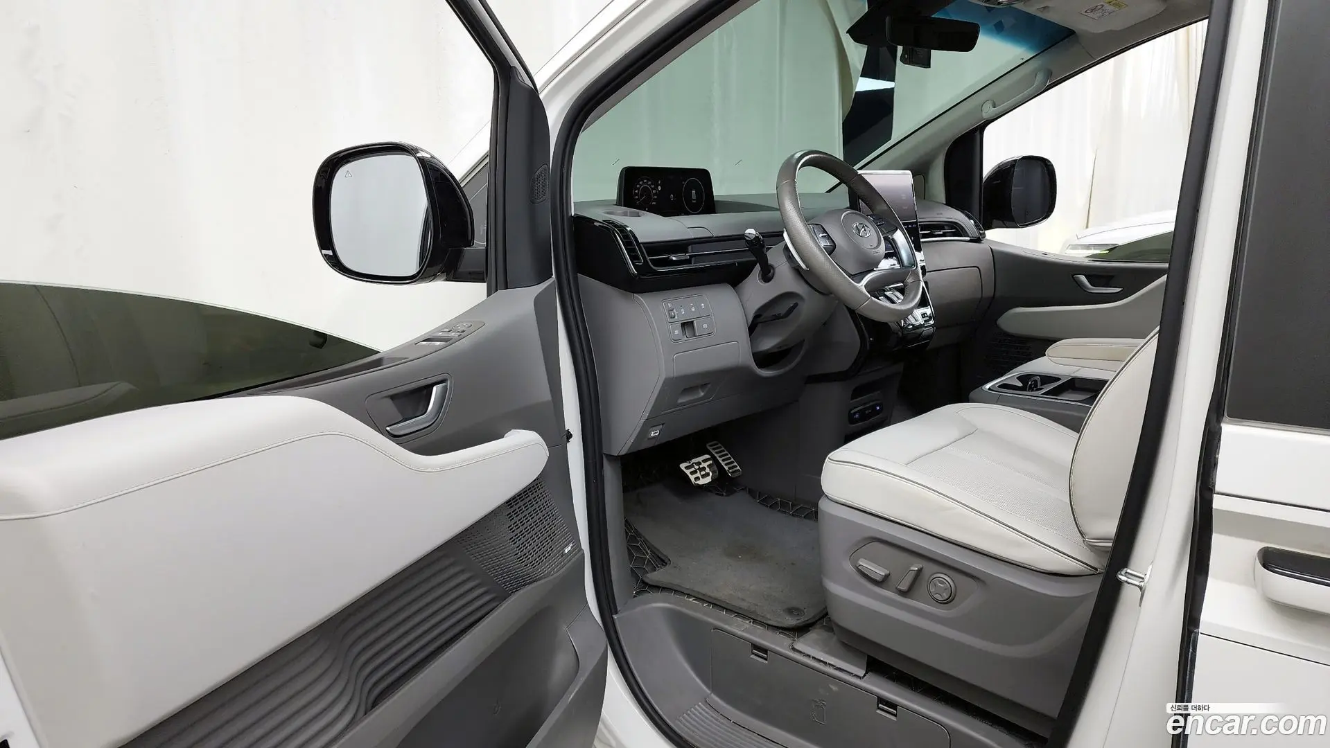 Hyundai Staria 4WD Lounge 9-Seater 2021