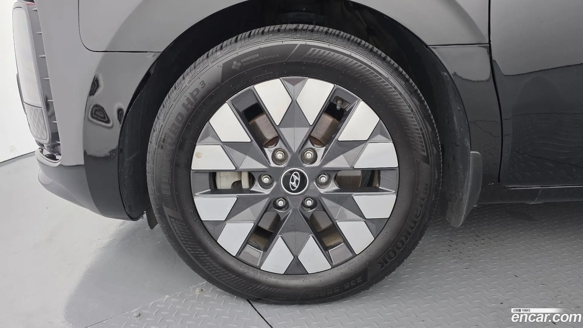 Hyundai Staria 4WD Lounge 9-Seater 2021