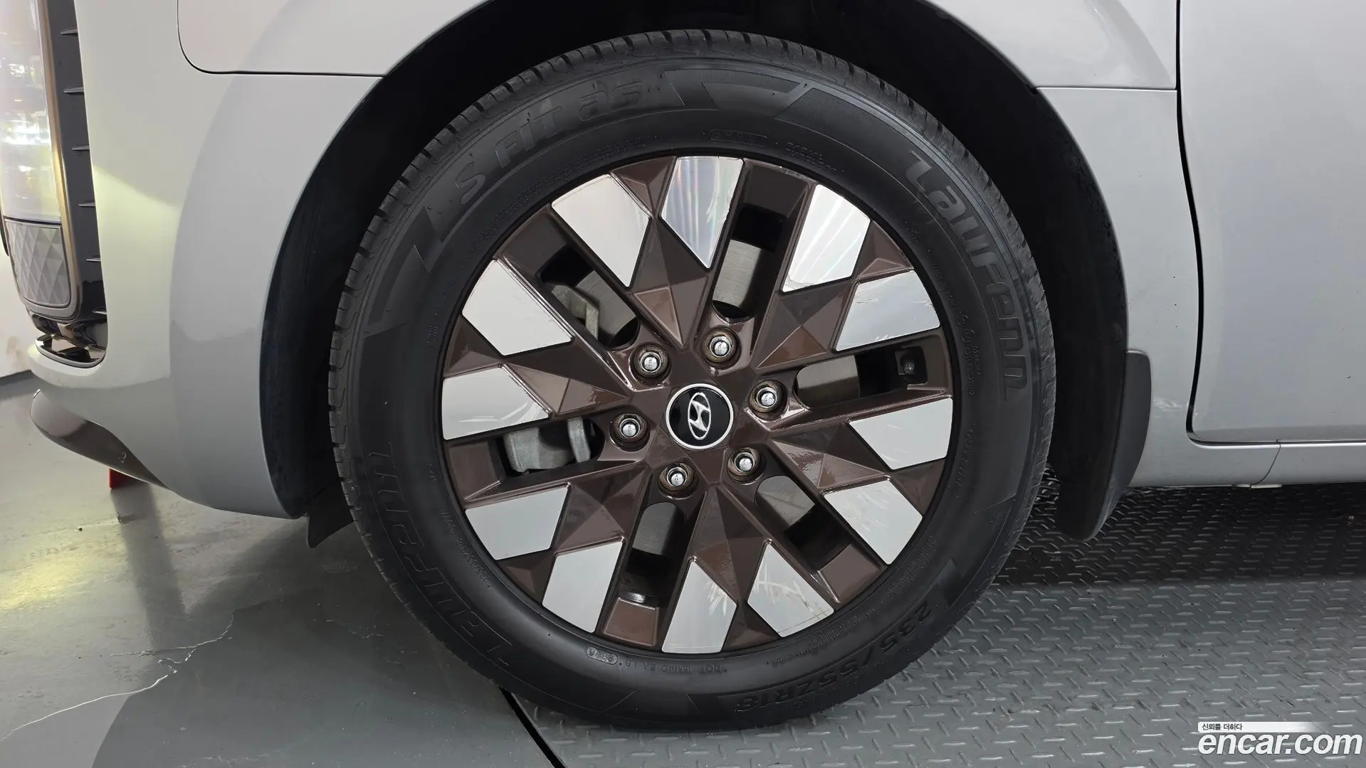 Hyundai Staria 4WD Lounge 9-Seater 2021