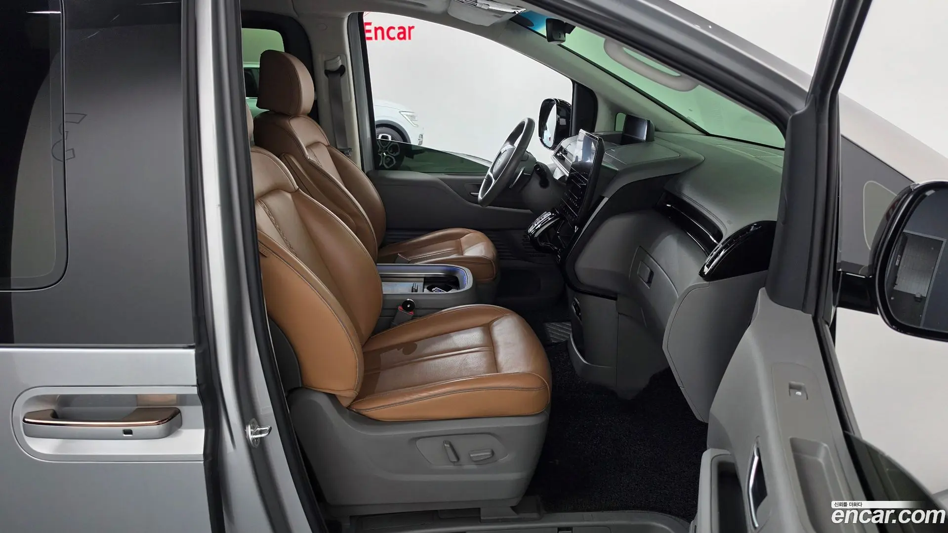 Hyundai Staria 4WD Lounge 9-Seater 2021