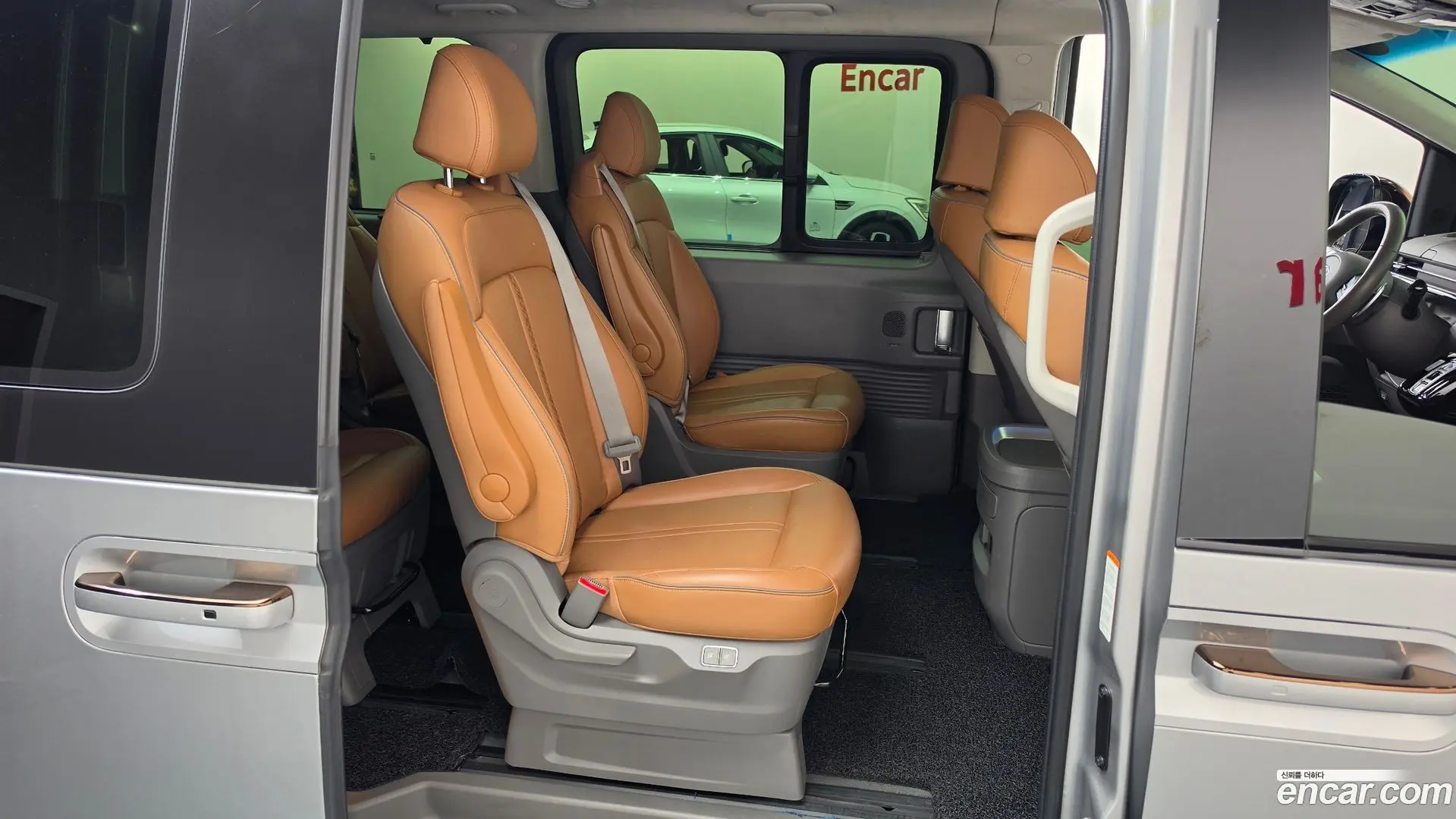 Hyundai Staria 4WD Lounge 9-Seater 2021