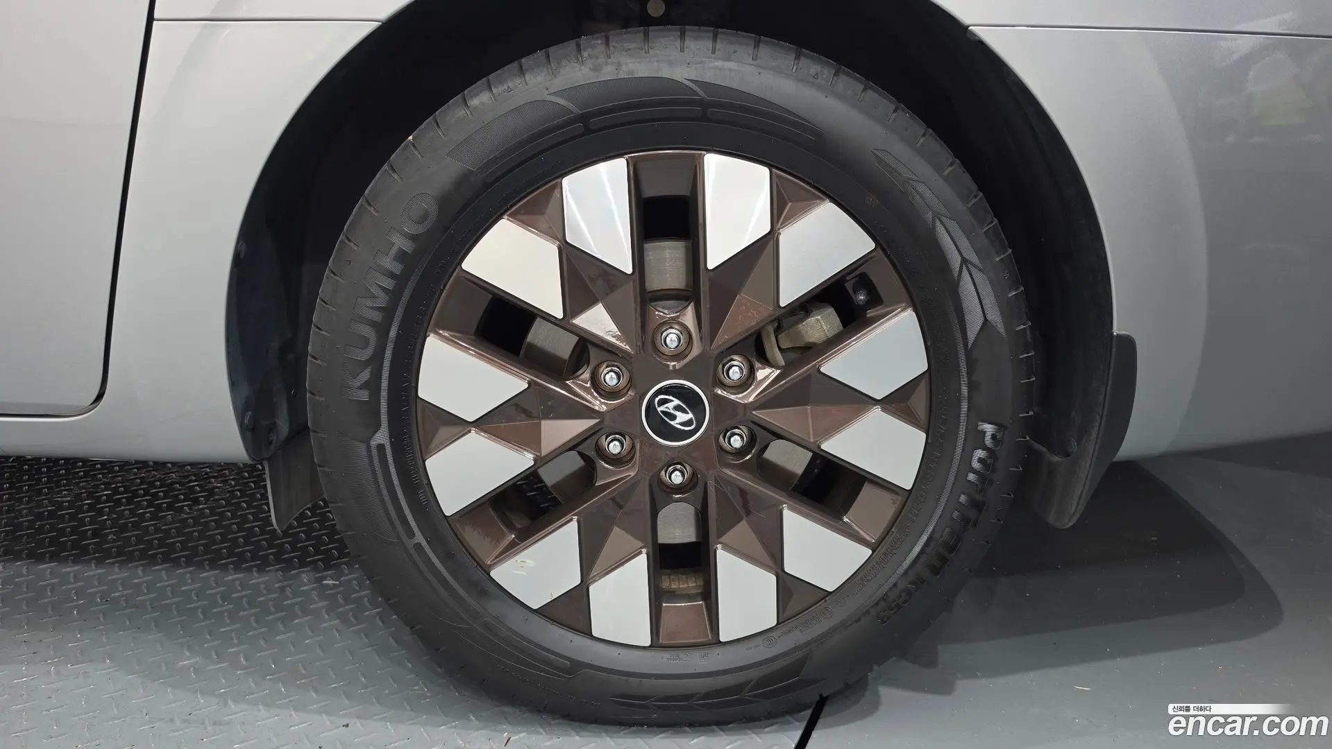 Hyundai Staria 4WD Lounge 9-Seater 2021