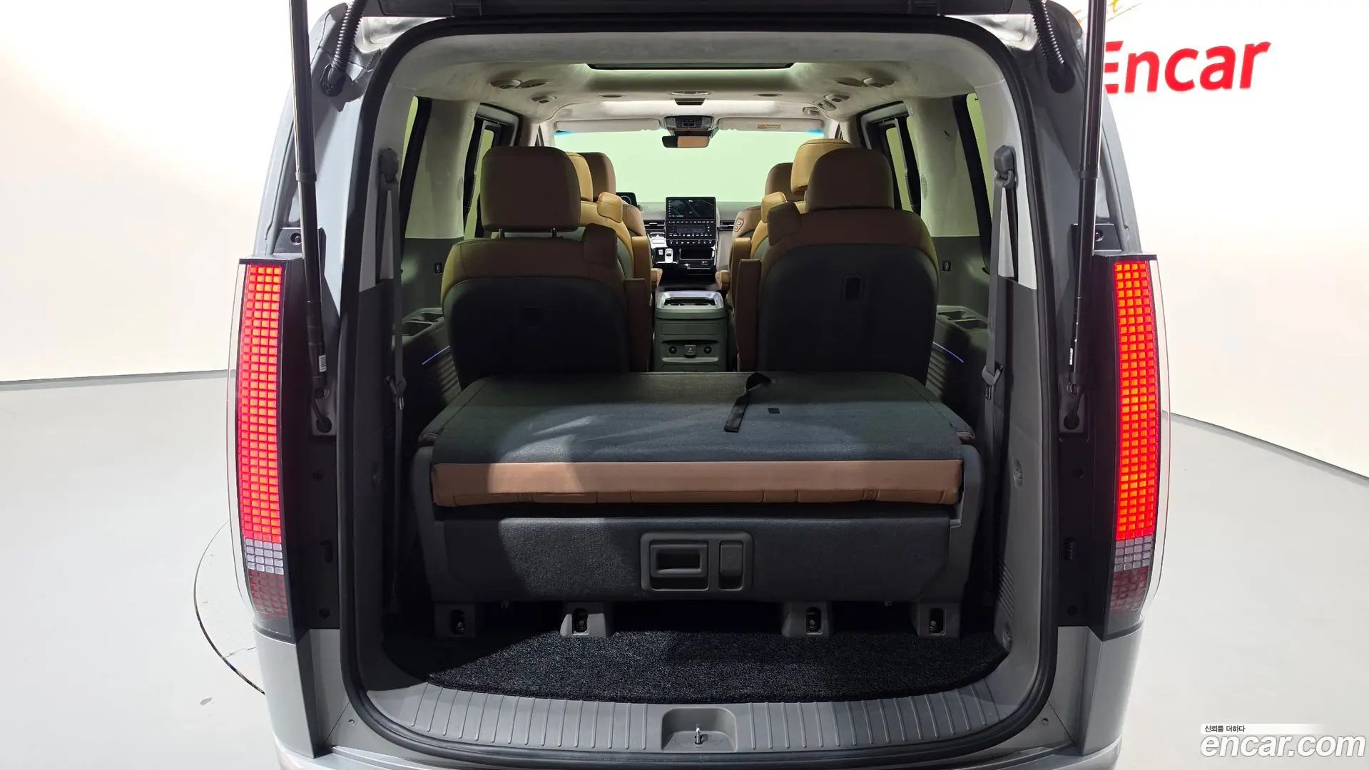 Hyundai Staria 4WD Lounge 9-Seater 2021