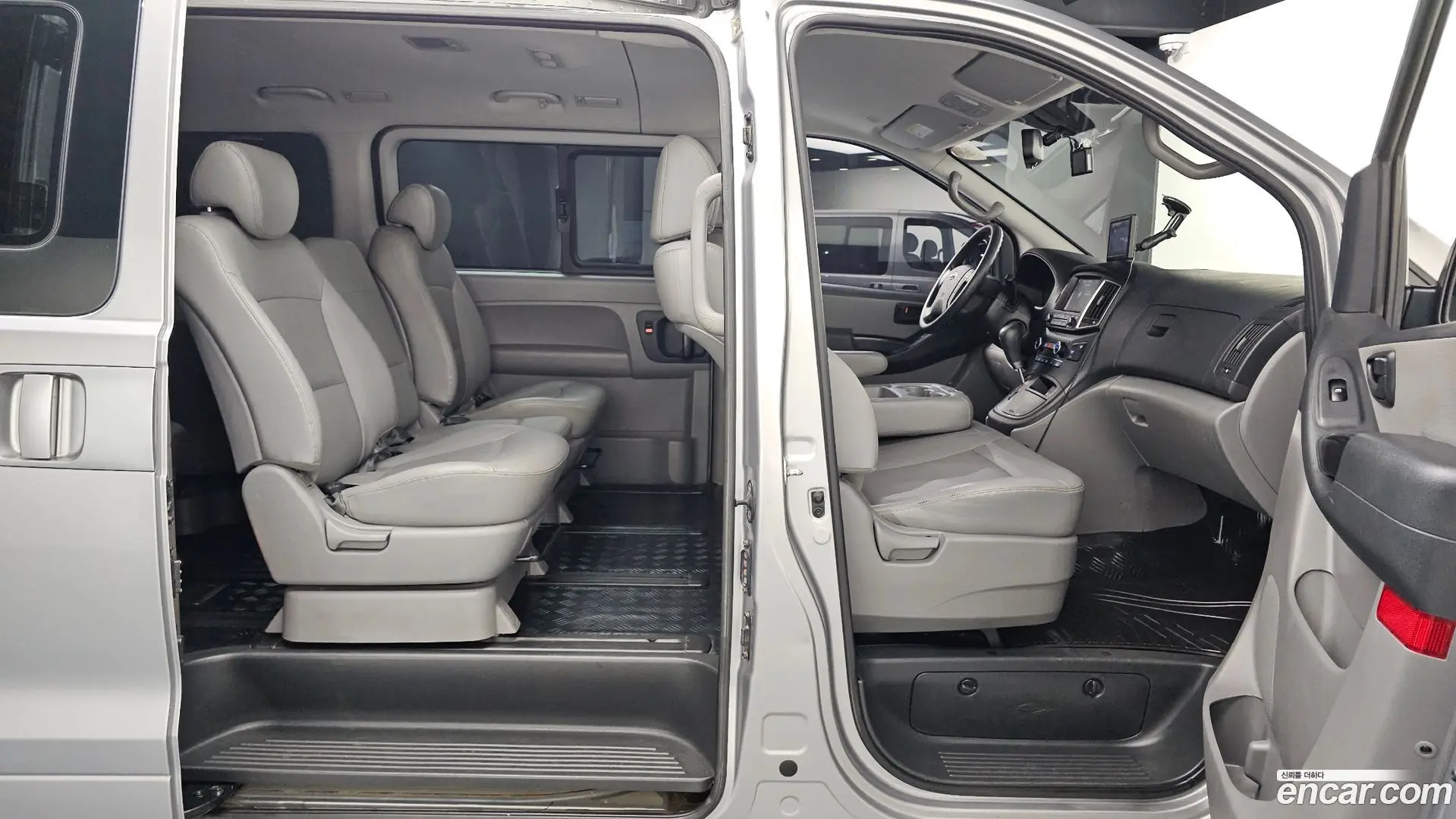 Hyundai Starex Wagon 12-Seater