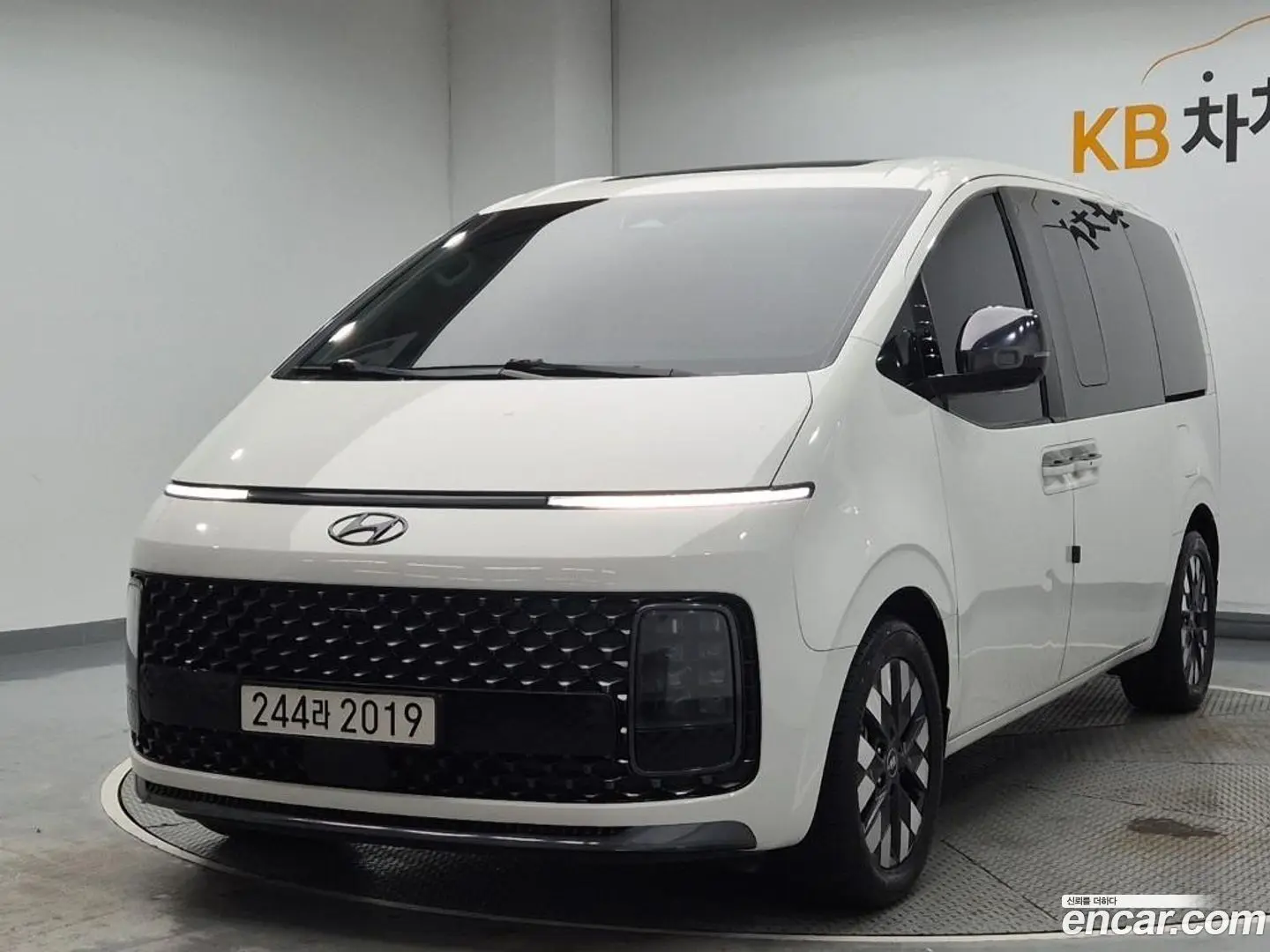 Hyundai Staria L3.5 Lounge 9-Seater