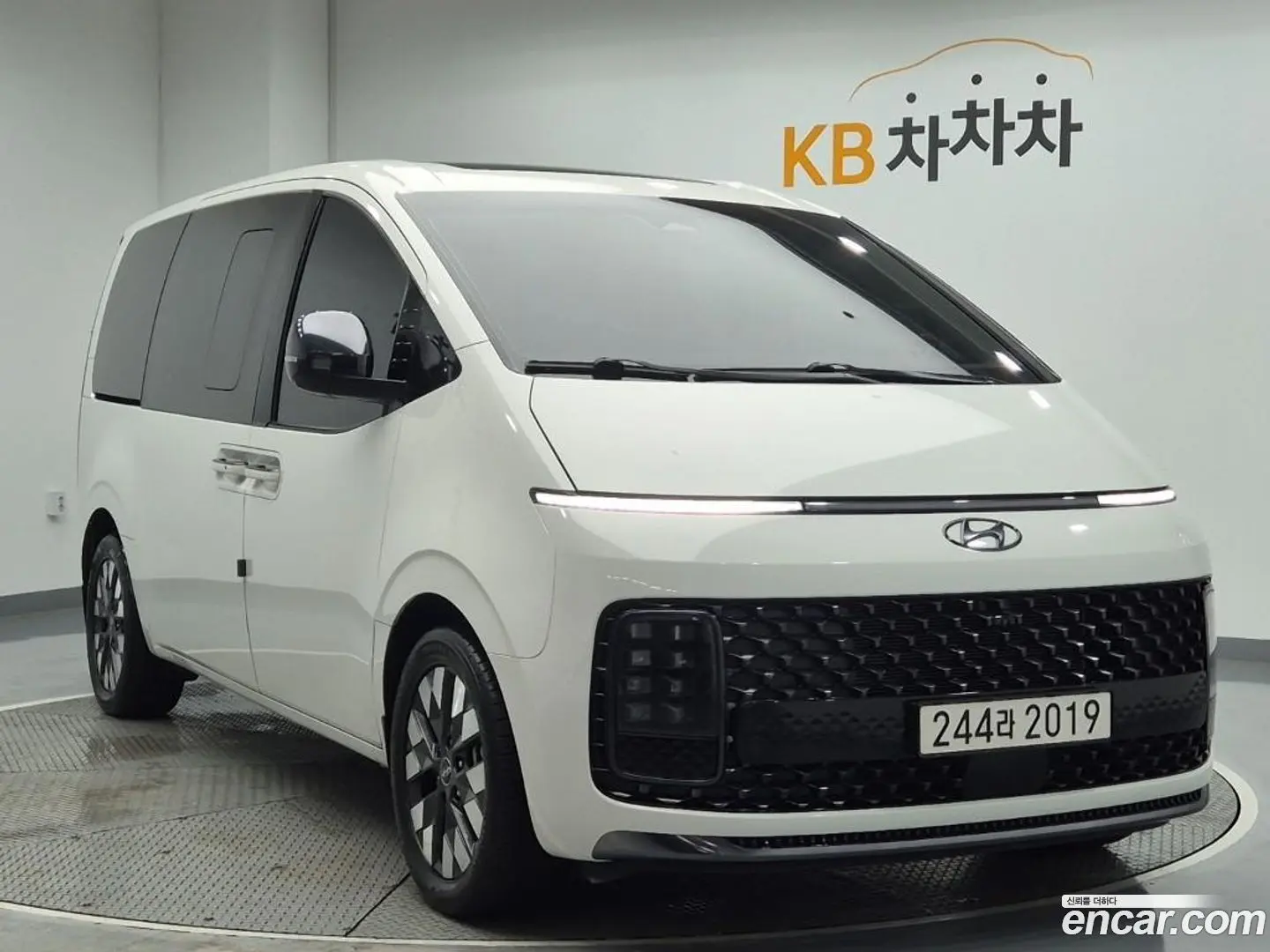 Hyundai Staria L3.5 Lounge 9-Seater