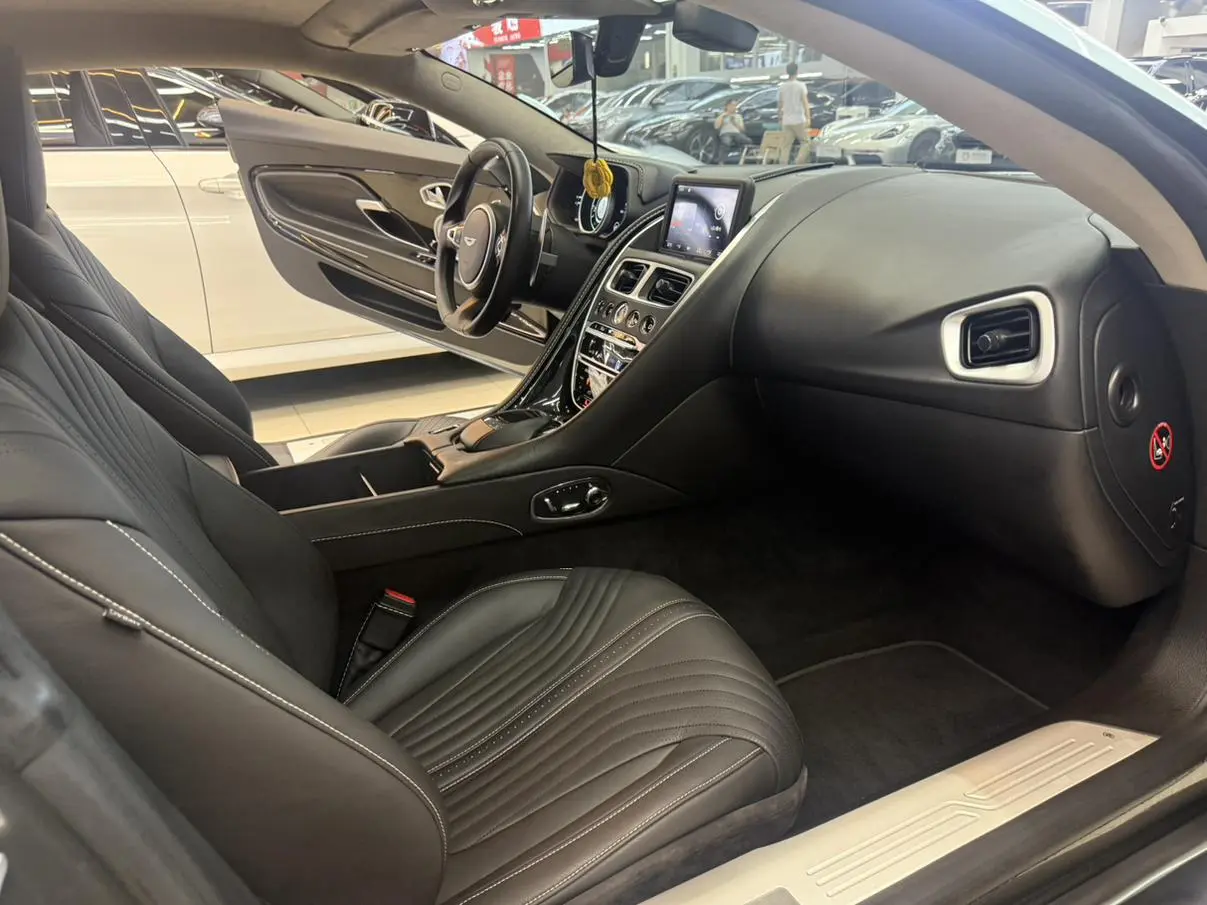 DB11 2019 4.0T V8 Coupe