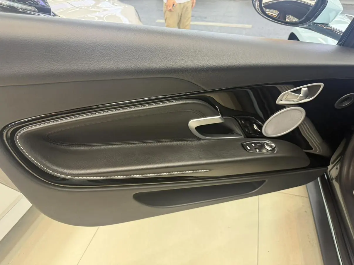DB11 2019 4.0T V8 Coupe