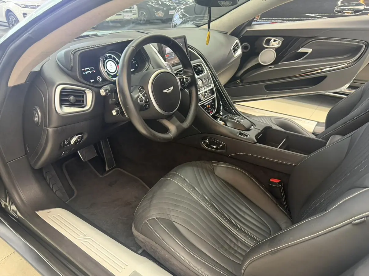 DB11 2019 4.0T V8 Coupe