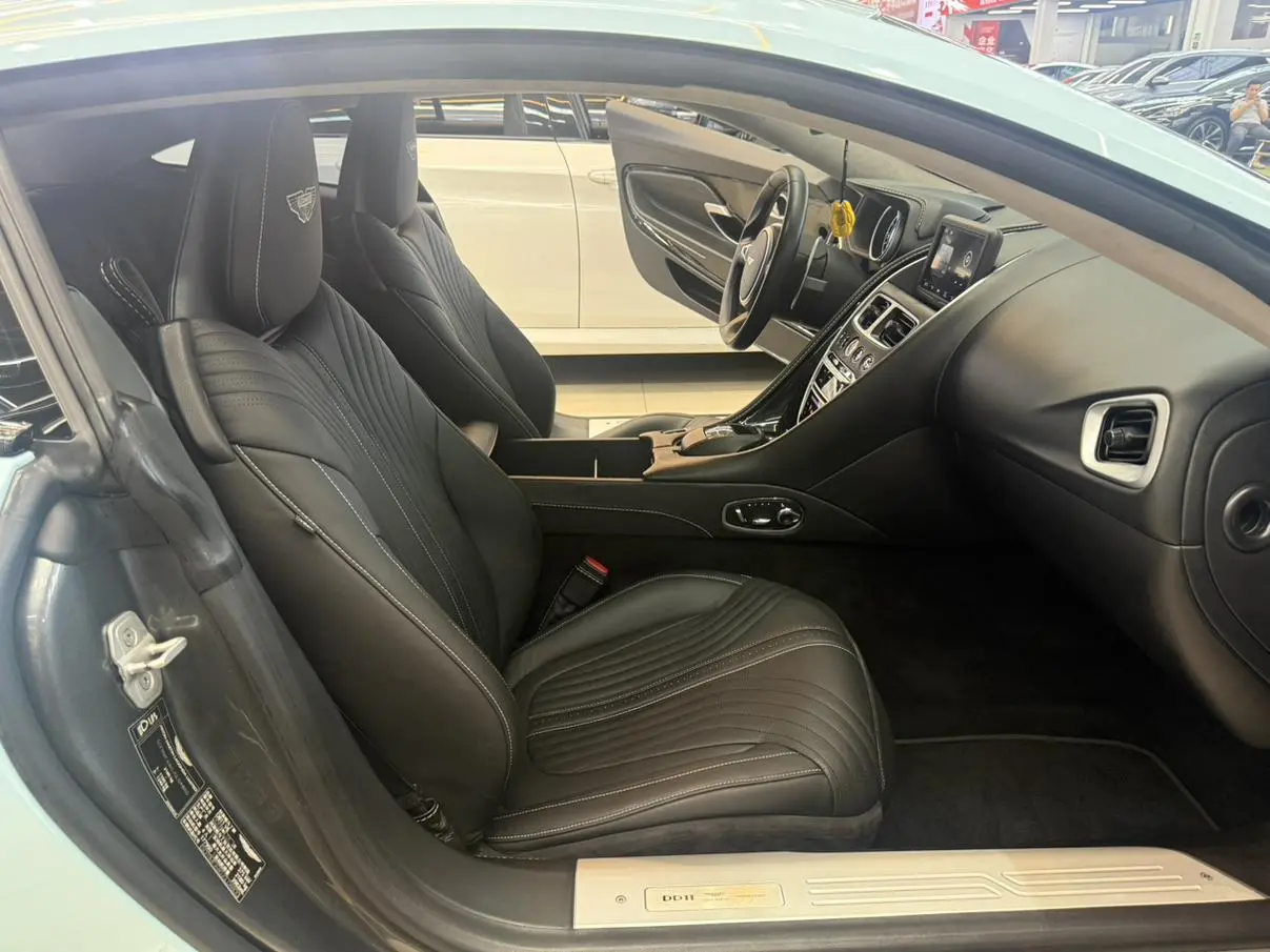 DB11 2019 4.0T V8 Coupe