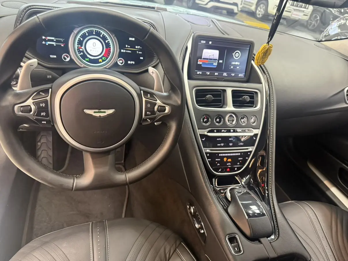 DB11 2019 4.0T V8 Coupe