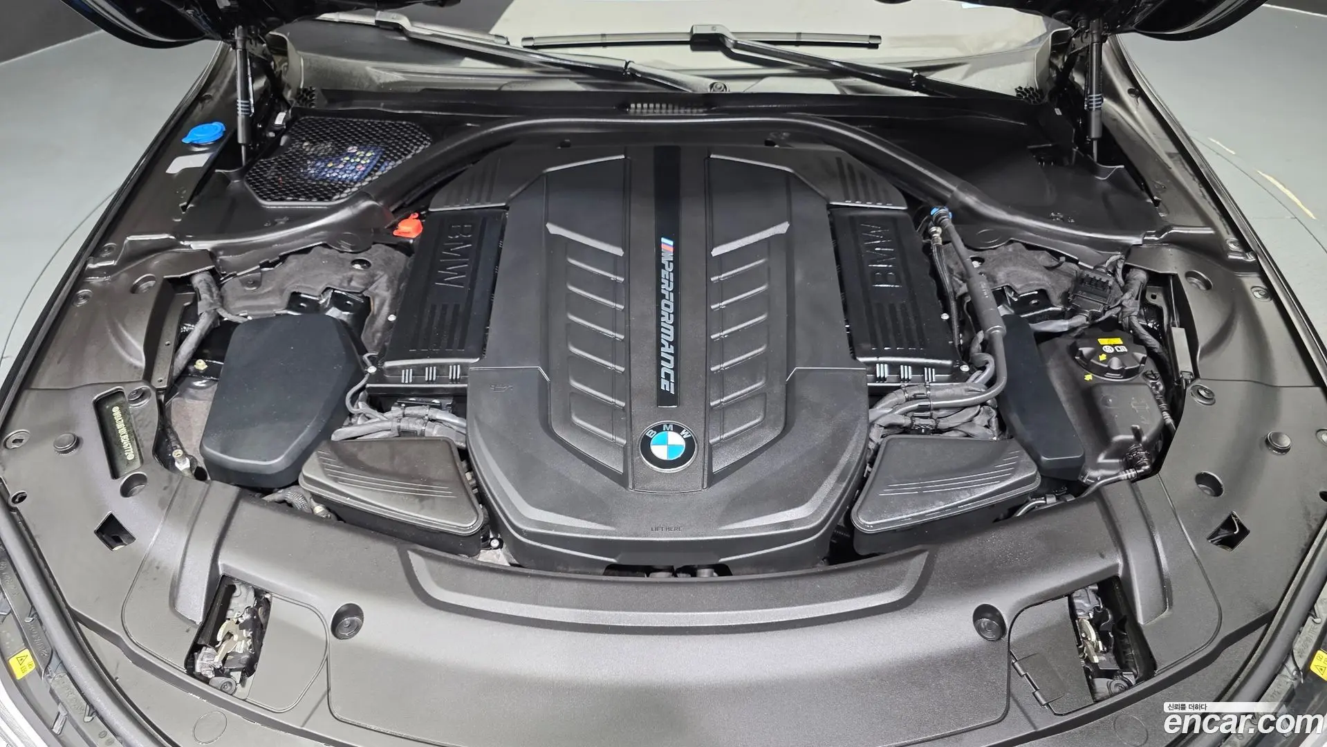 BMW 7-Series M760Li xDrive