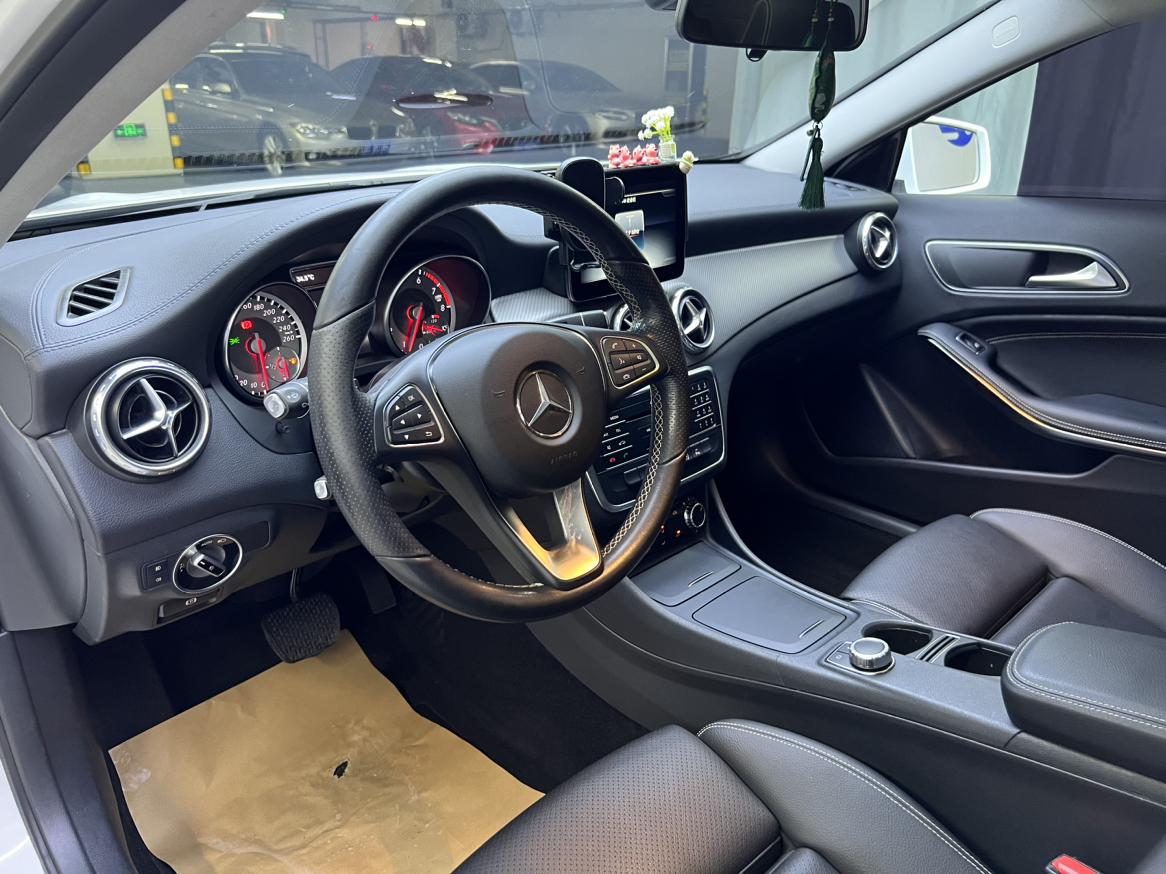 Mercedes-Benz GLA 2016 GLA 200 Fashion Model