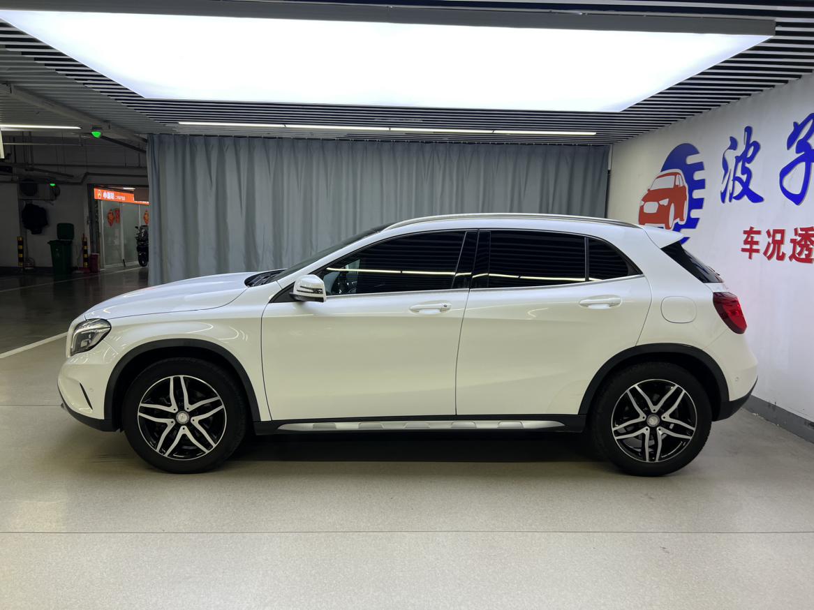 Mercedes-Benz GLA 2016 GLA 200 Fashion Model