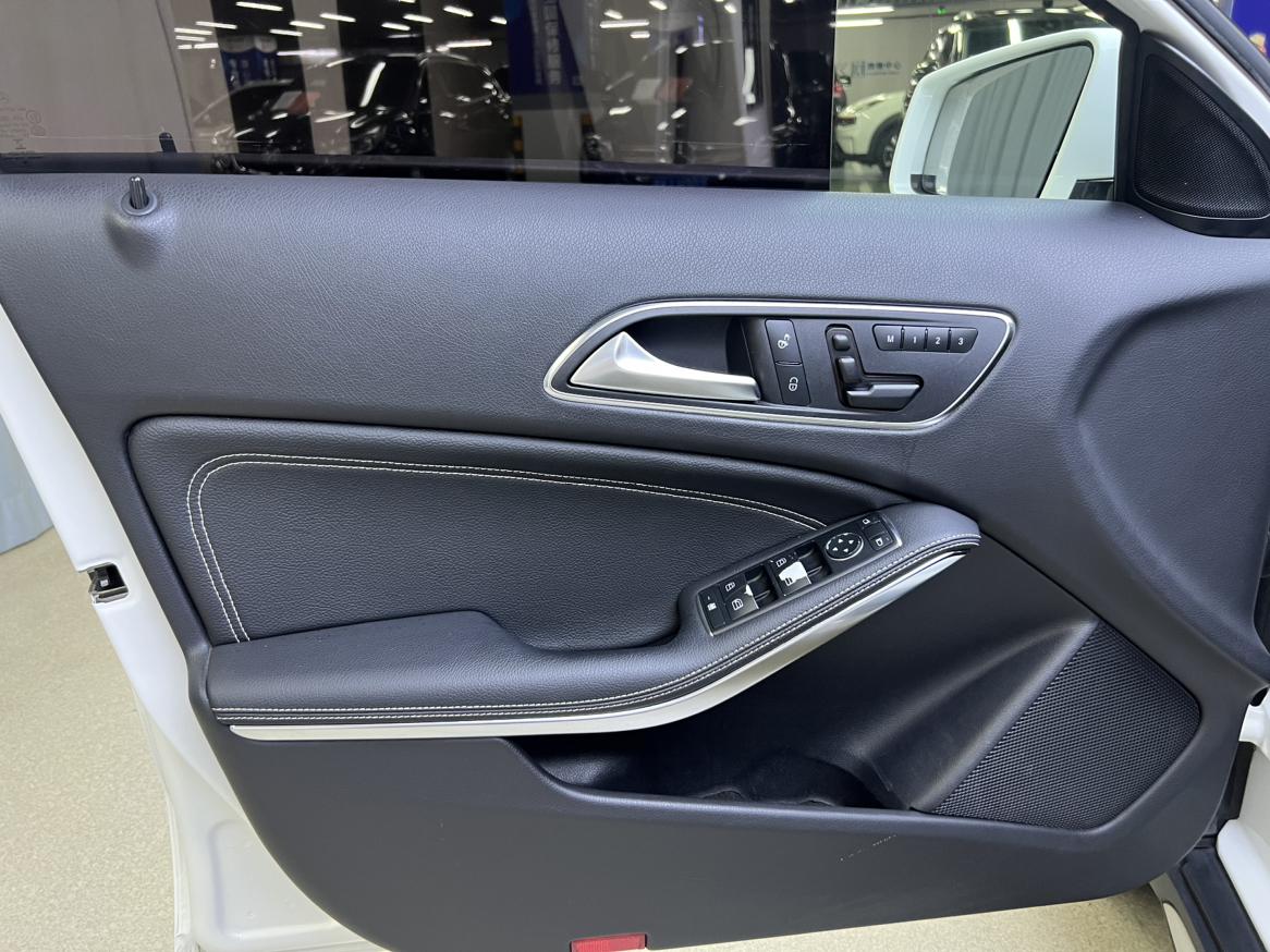 Mercedes-Benz GLA 2016 GLA 200 Fashion Model