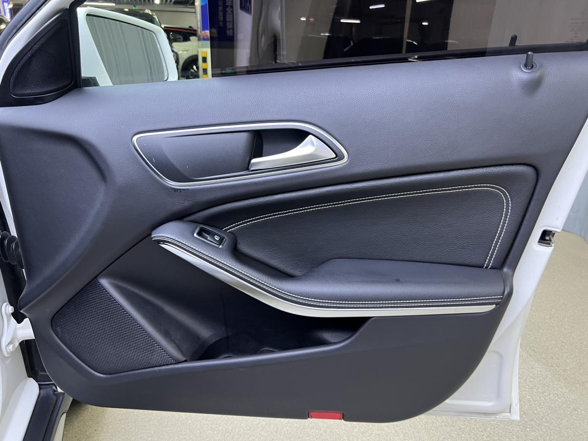 Mercedes-Benz GLA 2016 GLA 200 Fashion Model