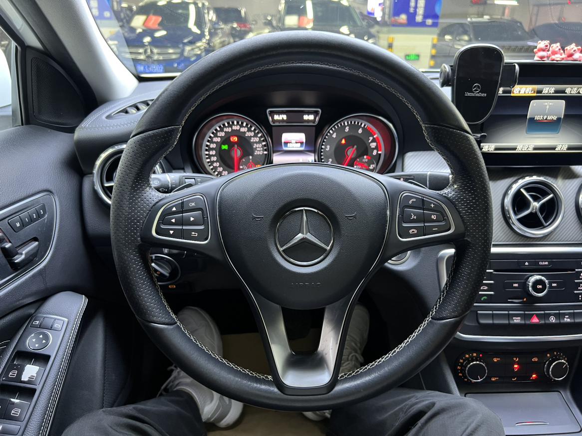 Mercedes-Benz GLA 2016 GLA 200 Fashion Model